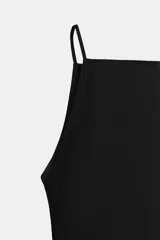 Vestido midi negro con escote cuadrado y tirantes finos, confeccionado en mezcla de poliamida.