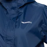 Campera impermeable Merrell modelo Fallon, color azul marino, con capucha ajustable, cierre frontal con solapa, bolsillos laterales con cierre y puños ajustables con velcro.
