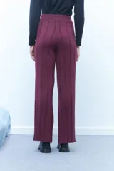 Pantalón de punto rib color borgoña, de corte recto y talle único.