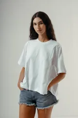 Camiseta de algodón orgánico con calce amplio y caída fluida, de cuello redondo y manga corta.