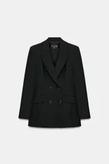 Blazer de corte estructurado con hombreras, cuello de solapa y manga larga. Presenta un diseño cruzado con cierre frontal de botones y bolsillos delanteros con solapa.