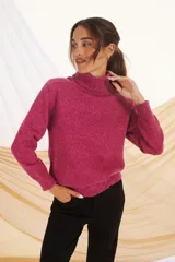 Polera de tejido de punto en color rosa, con cuello alto, mangas largas y puños acanalados.