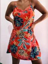 Vestido corto con estampado de hojas y piñas, breteles finos y escote en V.