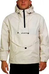 Campera rompevientos Lotto color amarillo flúor, con capucha ajustable, cierre frontal parcial, bolsillo tipo canguro con solapa y logo de la marca estampado en el pecho.