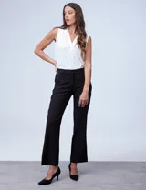 Pantalón negro de tejido elastizado, corte recto con ligero ensanchamiento en el bajo, pretina con pasadores y apliques de eco cuero en los bolsillos delanteros.