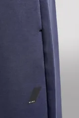 Pantalón jogger relaxed fit Zara Athleticz de tejido técnico compacto elástico con mezcla de algodón. Presenta cintura elástica ajustable con cordón, bolsillos laterales en la cadera, bolsillo trasero con cierre de cremallera, bajo ajustable con elástico y detalle de logo estampado en la pernera.