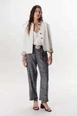 Pantalón de vestir azul de corte recto.