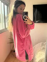 Buzo de plush oversize color fucsia, con capucha y cordones.