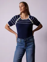 Buzo azul de tejido acanalado marca Rio & Rian. Tiene escote a la base y apliques de botones en la sisa.