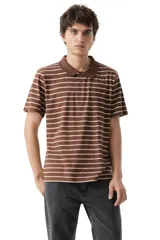 Remera tipo polo de manga corta con diseño de rayas horizontales en tonos marrones y blancos. Cuenta con cuello clásico y cierre frontal de dos botones.