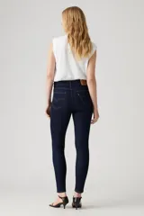 Jean Levi's modelo 721 High Rise Skinny, color azul oscuro, de tiro alto y corte ajustado en cadera, muslos y piernas. Confeccionado en denim stretch supersuave con costuras en contraste.