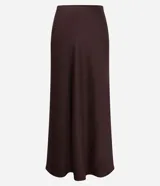 Pollera recta modelo new midi, confeccionada en satén negro sin estampado y con cintura elástica.