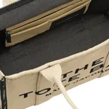 Bolso tote de gran tamaño confeccionado en tejido jacquard, color negro con letras en contraste. Presenta cierre superior con cremallera, doble asa superior y diseño espacioso con múltiples bolsillos interiores.