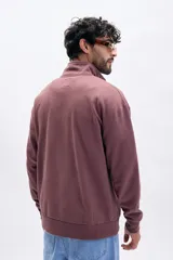 Buzo deportivo color marrón con medio cierre en el cuello y estampado frontal con la frase "NATIONAL PARK" en color blanco.