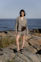 Faja ancha de cuero sintético negro con hebilla dorada y bolsillo lateral.