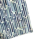 Short de baño Von Braun con estampado geométrico de rectángulos en tonos azules y blancos. Cuenta con cintura elástica, dos bolsillos laterales, un bolsillo trasero con solapa y logo de la marca.