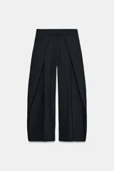 Pantalón de tiro medio ZW Collection con estampado de raya diplomática, bolsillos laterales ocultos y detalle de pinzas delanteras. Pierna ancha y cierre frontal con cremallera, botón y ganchos metálicos.