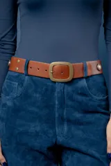 Cinto de cuero color marrón con acabado gastado, hebilla rectangular de metal en tono bronce envejecido y detalles de remaches metálicos laterales.