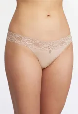 Bombacha tipo colaless de microfibra color beige, con detalle de encaje floral en la parte superior y elásticos planos.