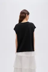Remera de manga corta holgada con escote en V, confeccionada en viscosa con hilo de lurex.