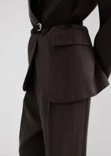 Pantalón de corte recto y tiro medio con diseño de raya diplomática, detalle de pinzas y bolsillos laterales.
