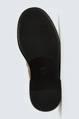 Mocasín color marrón de piel serraje, con antifaz y hebilla metálica.