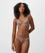 Bombacha bikini hilo de encaje floral color marrón, con lateral mediano y detalle de moña en la cintura.
