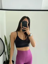 Top deportivo negro con breteles finos y espalda deportiva.