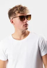 Lentes de sol con montura cuadrada color verde oliva y lentes grises. Fabricados con materiales reciclados.