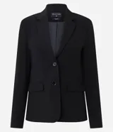Blazer de corte sastre color negro, con cuello de solapas, cierre frontal de dos botones y forro interno. Presenta una estructura recta y refinada.