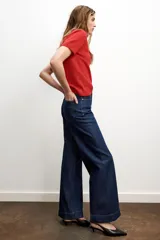 Jeans de tiro alto con diseño de cinco bolsillos, corte recto y raya planchada en el delantero y la espalda. Cierre frontal con cremallera y botón.