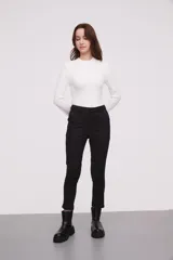 Pantalon de corte slim fit, color negro, con cierre frontal y bolsillos laterales.
