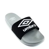 Sandalias de hombre Umbro Profoam, con base gris y tira ancha superior en color negro con el logo y nombre de la marca en blanco.