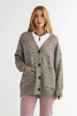 Cardigan de tejido de punto con textura jaspeada en tonos pasteles, escote en V, cierre frontal con botones oscuros y bolsillos delanteros.