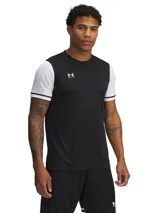 Remera deportiva Under Armour de corte estilizado, con cuerpo negro y mangas blancas con ribete negro en los puños. Presenta el logo de la marca estampado en el pecho.