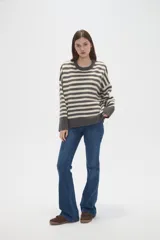 Sweater de tejido de punto con diseño de rayas horizontales en color rojo y azul marino, cuello redondo a la base y mangas largas con corte holgado.