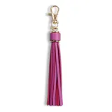 Llavero con gancho dorado y flecos de cuero sintético color fucsia.