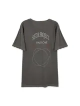 Remera gris de cuello redondo y manga corta, corte oversized, con estampado en el frente y la espalda con texto y figuras geométricas.