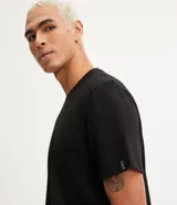 Remera básica de hombre con corte comfort, cuello redondo y manga corta. Confeccionada en tejido de media malla con textura acanalada.