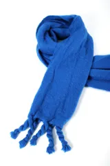 Bufanda de lana color azul eléctrico con terminaciones trenzadas.