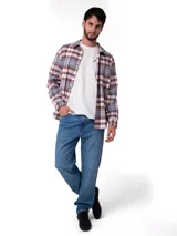 Camisa de manga larga con diseño a cuadros en tonos marrón, azul y blanco. Presenta cuello camisero, cierre frontal con botones, puños abotonados y un bolsillo en el pecho con ranura para bolígrafo.