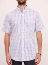 Camisa de manga corta con estampado de cuadros en tonos azul, rojo y beige, confeccionada en algodón. Presenta cuello clásico y cierre frontal con botones.