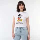 Camiseta blanca de corte cropped con estampado frontal de Mickey Mouse y texto alusivo a Disney.