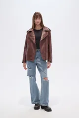 Chaqueta estilo biker de eco-cuero con efecto desgastado, color negro. Presenta cuello solapa, cierre asimétrico frontal, bolsillos con cierre y hombreras.