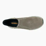 Zapatos Merrell modelo Jungle Moc 2.0 para hombre, color marrón topo. Confeccionados en ante de cerdo con diseño slip-on, doble elástico lateral para fácil calce, entresuela de EVA con amortiguación y suela de goma Vibram.