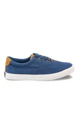 Championes de lona azul marino con cordones y suela blanca, con detalles en color tostado en la lengüeta y el talón.