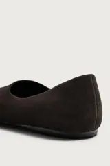 Mocasín casual para hombre, confeccionado en piel con acabado en serraje de color marrón oscuro, con diseño de horma redonda y suela ultrafina.