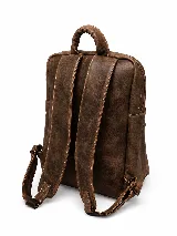 Mochila de cuero marrón, con compartimento principal amplio, bolsillo frontal con cierre y tiradores metálicos. Cuenta con correas regulables y diseño apto para notebook.