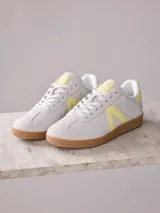 Championes urbanos de mujer color negro con detalles en rosa y suela marrón.