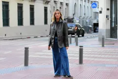 Blazer de cuero marrón con diseño recto y calce relajado. Cuenta con cierre frontal de un botón, solapas clásicas y bolsillos frontales parche.